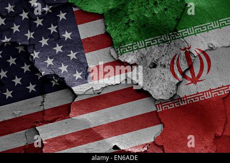 Flaggen der USA und dem Iran auf rissige Wand gemalt Stockfoto