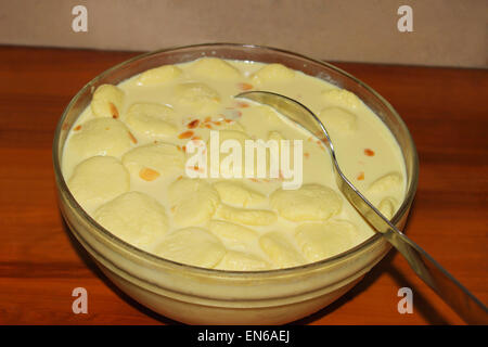 Ras Malai oder Rosh Malai ist ein Dessert gegessen in Indien und Bangladesch. Stockfoto