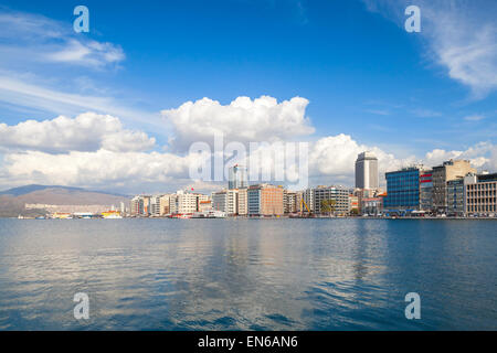 Coastal Stadtbild mit modernen Gebäuden und Berge unter bewölktem Himmel. Stadt Izmir, Türkei Stockfoto