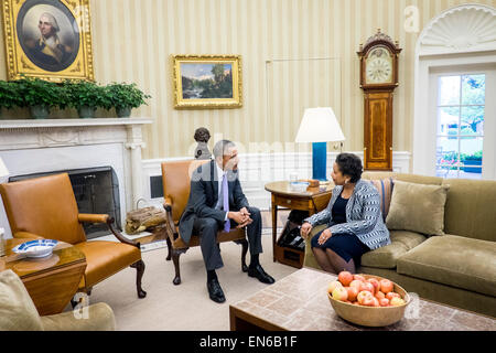 Columbia, USA. 27. April 2015. Präsident Barack Obama trifft sich mit Attorney General Loretta Lynch im Oval Office im Weißen Haus in Washington, District Of Columbia, USA, am Montag, 27. April 2015 neu vereidigt. Bildnachweis: Pete Marovich/Pool über CNP - NO WIRE SERVICE - © Dpa/Alamy Live-Nachrichten Stockfoto