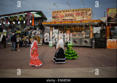 Frauen gekleidet in traditionellen andalusischen Weise während la Feria de Abril in Barcelona. Stockfoto