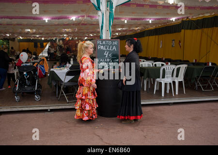 Frauen gekleidet in traditionellen andalusischen Weise während la Feria de Abril in Barcelona. Stockfoto