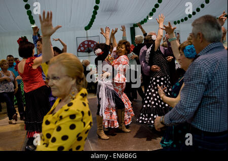 Frauen tanzen Sevillanas (typisch andalusischen Tanz) bei la Feria de Abril in Barcelona. Stockfoto