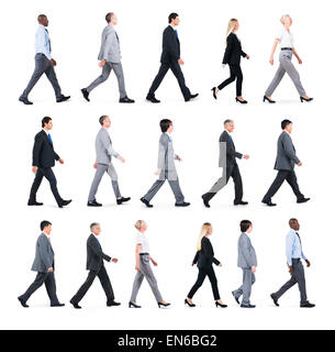 Gruppe von Geschäftsleuten, die in eine Richtung gehen Stockfoto