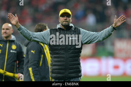 München, Deutschland. 28. April 2015. Dortmund-Trainer Juergen Klopp feiert nach dem Sieg im Elfmeterschießens gegen Bayern München beim DFB DFB-Pokal Halbfinale letzte Fußballspiel zwischen FC Bayern München und Borussia Dortmund in Allianz Arena in München, 28. April 2015. Bildnachweis: Dpa picture Alliance/Alamy Live News Stockfoto