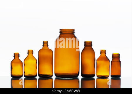 Leere Medizin-Flaschen auf dem hellen Hintergrund Stockfoto
