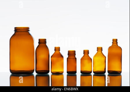 Leere Medizin-Flaschen auf dem hellen Hintergrund Stockfoto