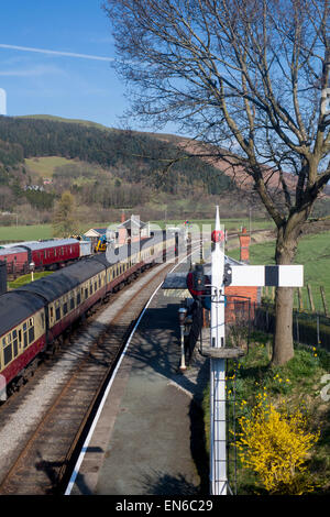 Carrog Railway Station Dampfzug mit Wagen an Plattform Llangollen Steam Railway Dee Valley Denbighshire North East Wales Stockfoto