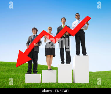 Wütend Geschäftsleute halten sinkende Liniendiagramm auf Balkendiagramm Stockfoto