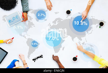 Gruppe von Geschäftsleuten diskutieren Weltmarkt Stockfoto