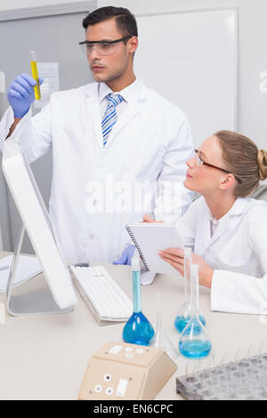 Wissenschaftler untersuchen gelbe Niederschlag in Rohr Stockfoto