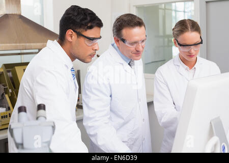 Wissenschaftler arbeiten aufmerksam mit computer Stockfoto