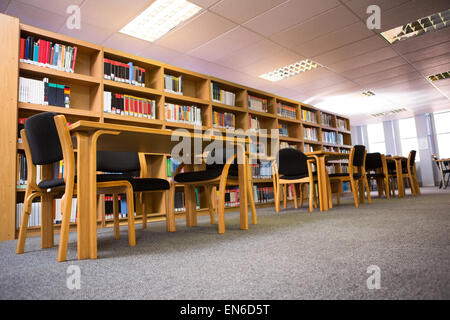 Bände Bücher im Bücherregal in Bibliothek Stockfoto