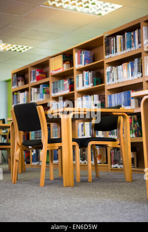 Bände Bücher im Bücherregal in Bibliothek Stockfoto