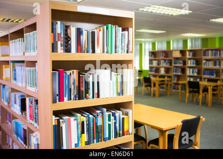 Bände Bücher im Bücherregal in Bibliothek Stockfoto