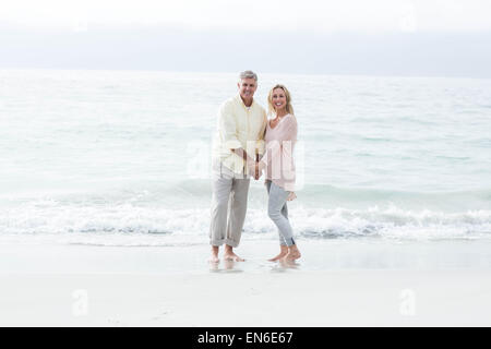 Brautpaar stehend am Meer Stockfoto