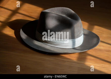 Herren-Fedora-Hut auf Tisch Stockfoto