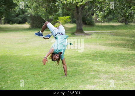 Hipster tun Back Flip im park Stockfoto