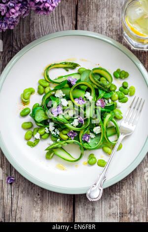 Spargel, Dicke Bohnen und lila Salat Stockfoto
