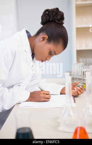 Konzentrierte Wissenschaftler Notizen Stockfoto