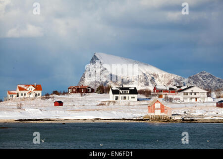 Abgelegenen Dorf auf einer verschneiten Insel in Nord-Norwegen Stockfoto