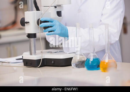 Wissenschaftler auf der Suche durch ein Mikroskop Stockfoto