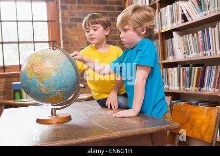 Nette Schüler suchen im globe Stockfoto