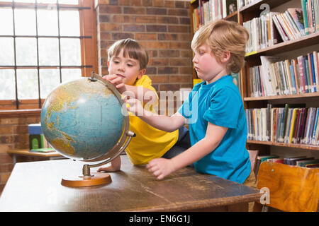 Nette Schüler suchen im globe Stockfoto