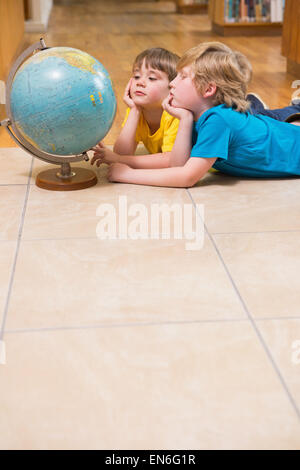 Nette Schüler suchen im globe Stockfoto