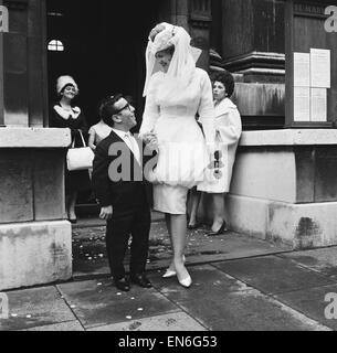 Verheiratet am Standesamt Marylebone, Zwerg David Johnson der Gebrüder Strong, Mannequin Ramona Austin. Das Paar traf sich im Moulin Rouge, Paris, wo David Johnson Darsteller war. Unser Bild zeigt: Das Paar nach der Hochzeit 24. Mai 1962 Stockfoto