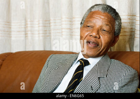 Nelson Mandela-Führer von der African National Congress (ANC) hier zu sehen in einem exklusiven Interview mit täglicher Spiegel Reporter Noreen Taylor in seinem Hause Soweto 15. April 1990 Stockfoto