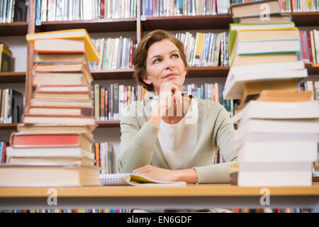 Nachdenklichen Lehrer an der Bibliothek Stockfoto