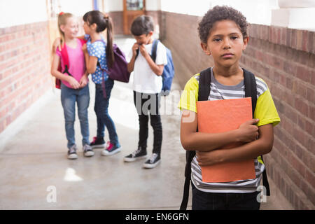 Schülerinnen und Schüler Freunde necken Schüler allein Stockfoto