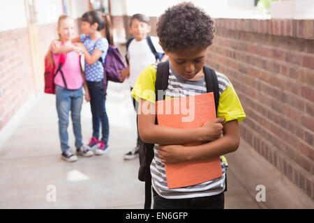 Schülerinnen und Schüler Freunde necken Schüler allein Stockfoto