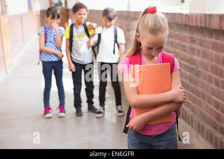 Schülerinnen und Schüler Freunde necken Schüler allein Stockfoto