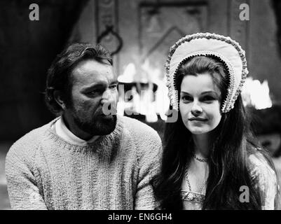 Richard Burton und Genevierer Bujold, seine neue Hauptdarstellerin am Set des neuen Films Anne der tausend Tage in den Shepperton Studios, Middlesex, 28. Mai 1969. Richard Burton wird als König Henry VIII & Genevierer Bujold als Anne Boleyn Hauptrolle. Stockfoto