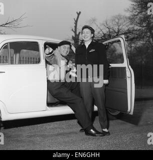 Eileen Cullen, der gerade ein Auto fahren gelernt und ihre Prüfung erfolgreich bestanden hat, betritt die Rallye Monte Carlo in diesem Jahr, 12. Januar 1955. Ihr Lehrer, der ihr, Laufwerk beigebracht wird als ihr Co-Pilot Kenneth Graves. Stockfoto