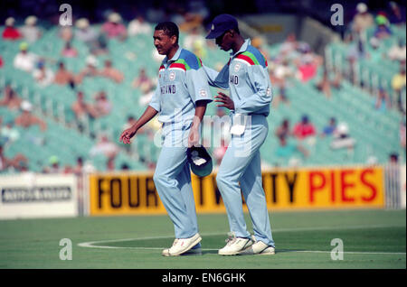 Kricket-Weltschale 1992 - Australien: Halbfinale: England gegen Südafrika in Sydney. England gewinnt mit 19 Runs. England-252-6 (45 Over); Südafrika 232-6 (43 über). Chris Lewis und Philip DeFreitas. März 1992 Stockfoto