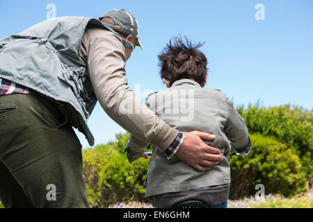 Vater und Sohn auf einer Radtour Stockfoto