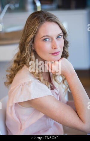 Nachdenkliche blonde Frau Stockfoto