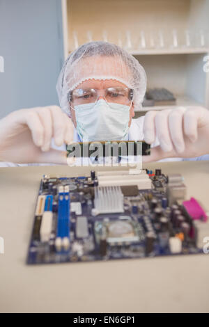 Ingenieur auf defekte cpu Stockfoto