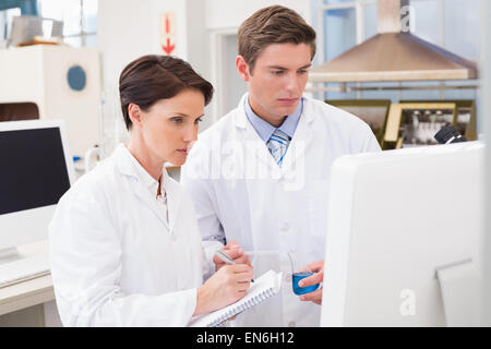 Wissenschaftler betrachten aufmerksam computer Stockfoto