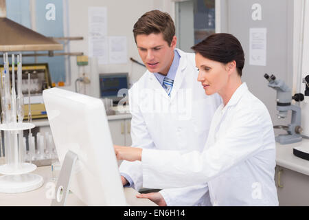 Wissenschaftler betrachten aufmerksam computer Stockfoto