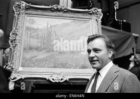 Richard Burton und Elizabeth Taylor bei Sotheby wo er filmte "Gelächter im Dunkel" und Liz kaufte ein Claude Monet Gemälde für £50.000. OPS zeigt Burton mit der Malerei. 3. Juli 1968. Stockfoto