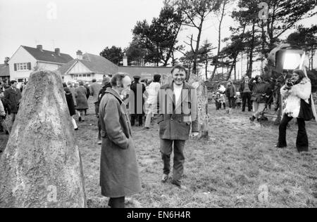 Die Standorte für den Film "Under Milk Wood", zeigen die walisischen Dorf Llaregub, So es in das Dorf Bugerall, Richard Burton betrachtet die Szene. Fishguard ist der Ort für diese fiktive walisischen Dorf. Richard Burton spricht mit dem Schauspieler Ryan Stockfoto