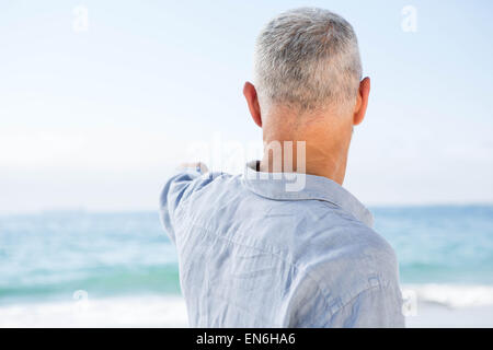 Mann zeigte etwas Stockfoto