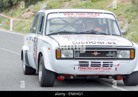 Madrid-Rallye-Meisterschaft. Manuel Moreno treibt seine - Seat 124 - während des Aufstiegs-La Cabrera. Stockfoto