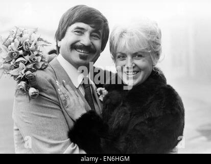 Jazz-Trompeter Kenny Ball mit seiner neuen Frau Michelle Wilde am Tag ihrer Hochzeit. 28. Dezember 1984. Stockfoto