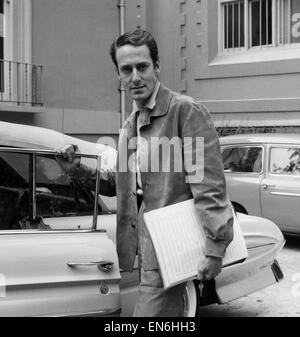 Bandleader, John Barry, der John Barry sieben musikalische Gruppe kommt für eine Aufnahme-Session in Avenue Road Studios, 23. September 1962. Stockfoto