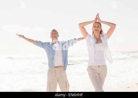 Glückliches Paar Yoga machen Stockfoto